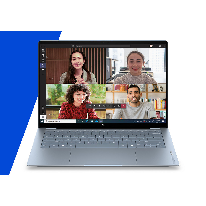 Ein Laptop zeigt ein Videokonferenzfenster mit vier Personen.