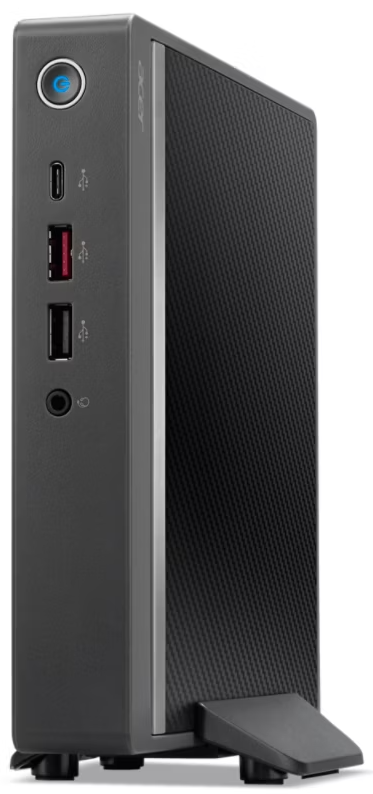 Kis fekete számítógép bekapcsológombbal, USB portokkal és tápadapterrel.