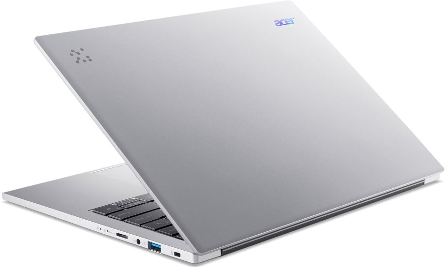 Egy ezüst Acer laptop nyitott állapotban, billentyűzettel és portokkal.