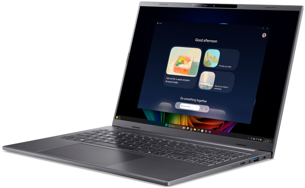 Egy modern laptop sötét képernyőjén üdvözlő üzenet és ételajánlatok láthatók.