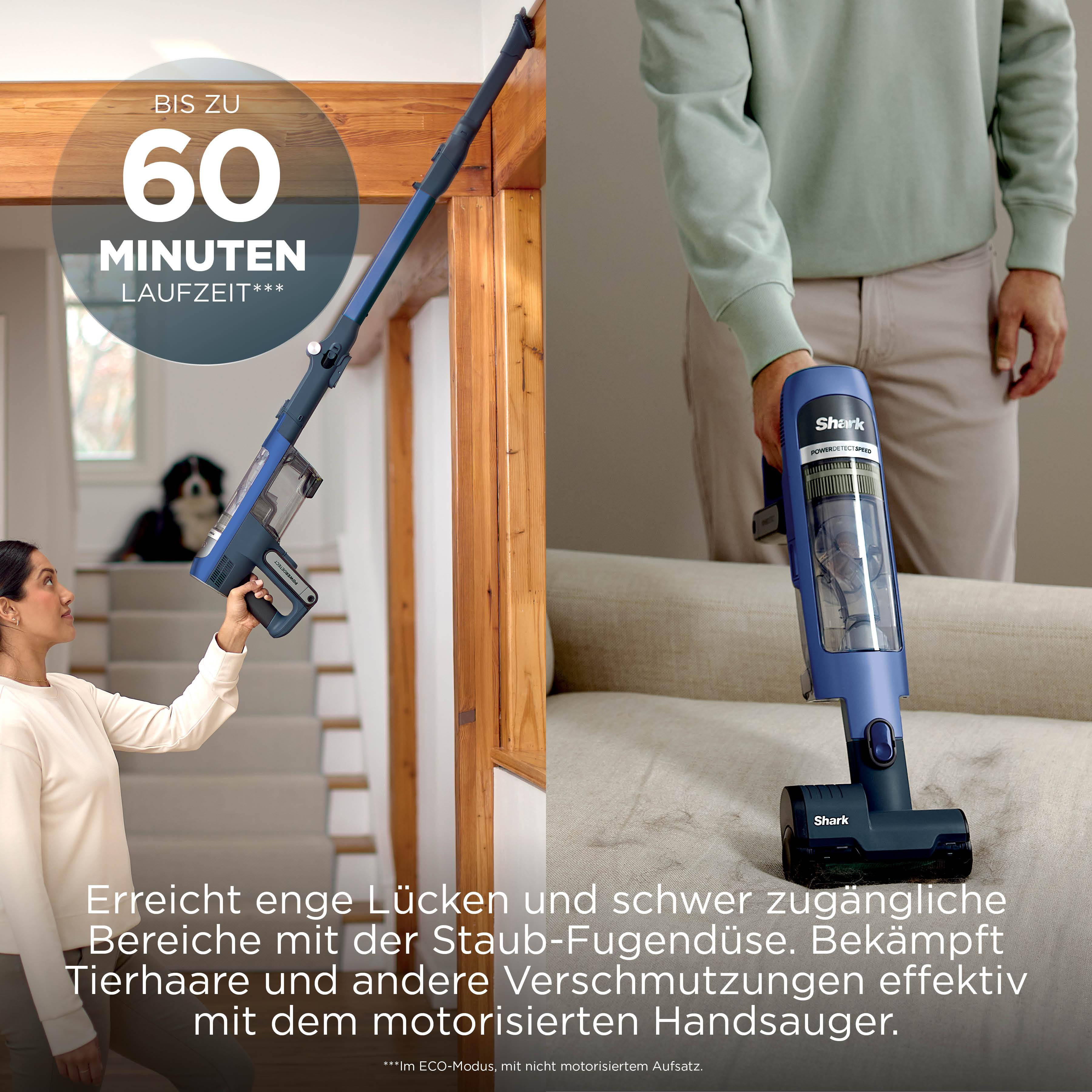 Ein blauer Shark Handstaubsauger wird gezeigt. Eine Frau benutzt ihn auf Treppen.
