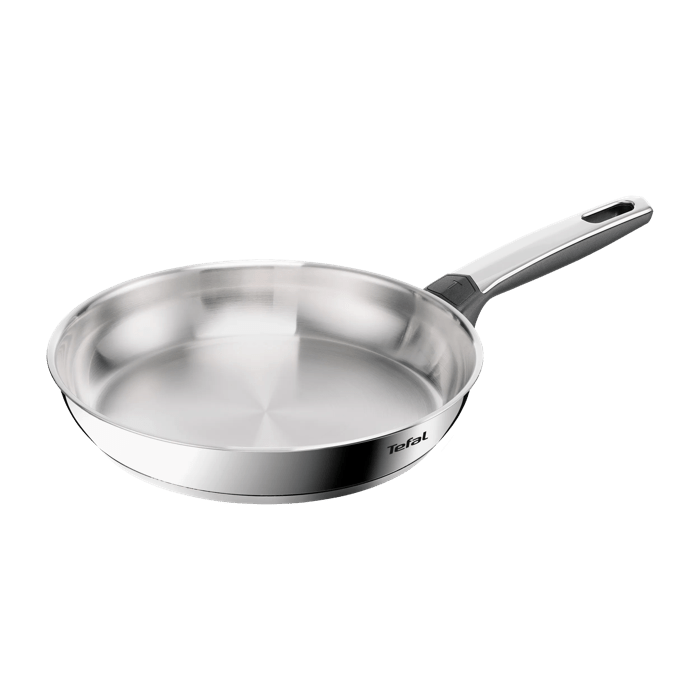 Eine silberne Tefal-Bratpfanne mit Griff vor einem dunkelgrünen Hintergrund.
