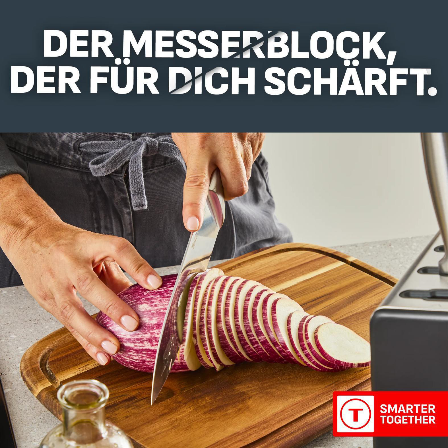 Person schneidet eine gestreifte Aubergine auf einem Holzbrett. Smarter Together Logo.
