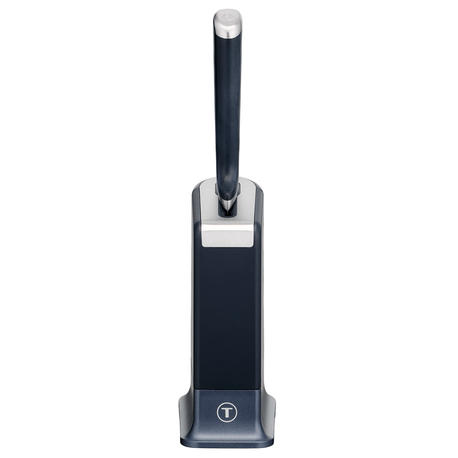 Ein dunkles Messer mit silbernem Griff steht in einem dunklen Messerblock mit einem 'T'-Logo.