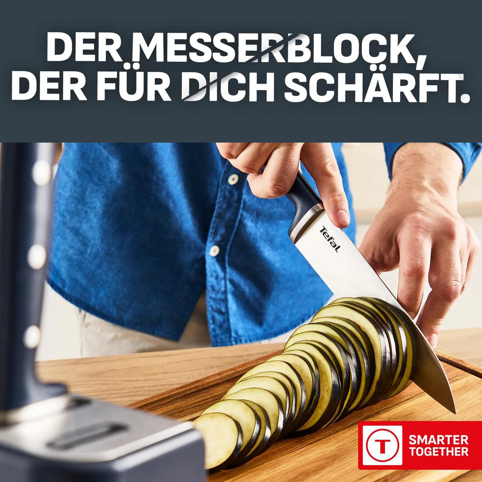 Mann schneidet Auberginenscheiben mit einem Tefal-Messer auf einem Holzbrett.