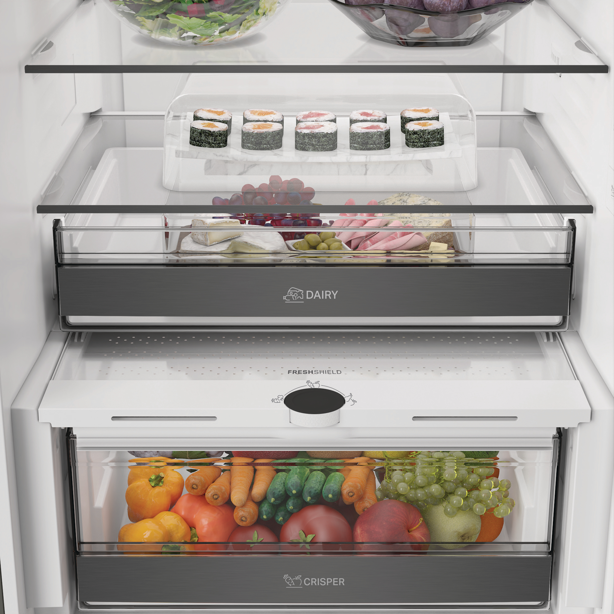 Ein Kühlschrank mit Lebensmitteln: Sushi, Käse, Wurst, Gemüse und Obst.