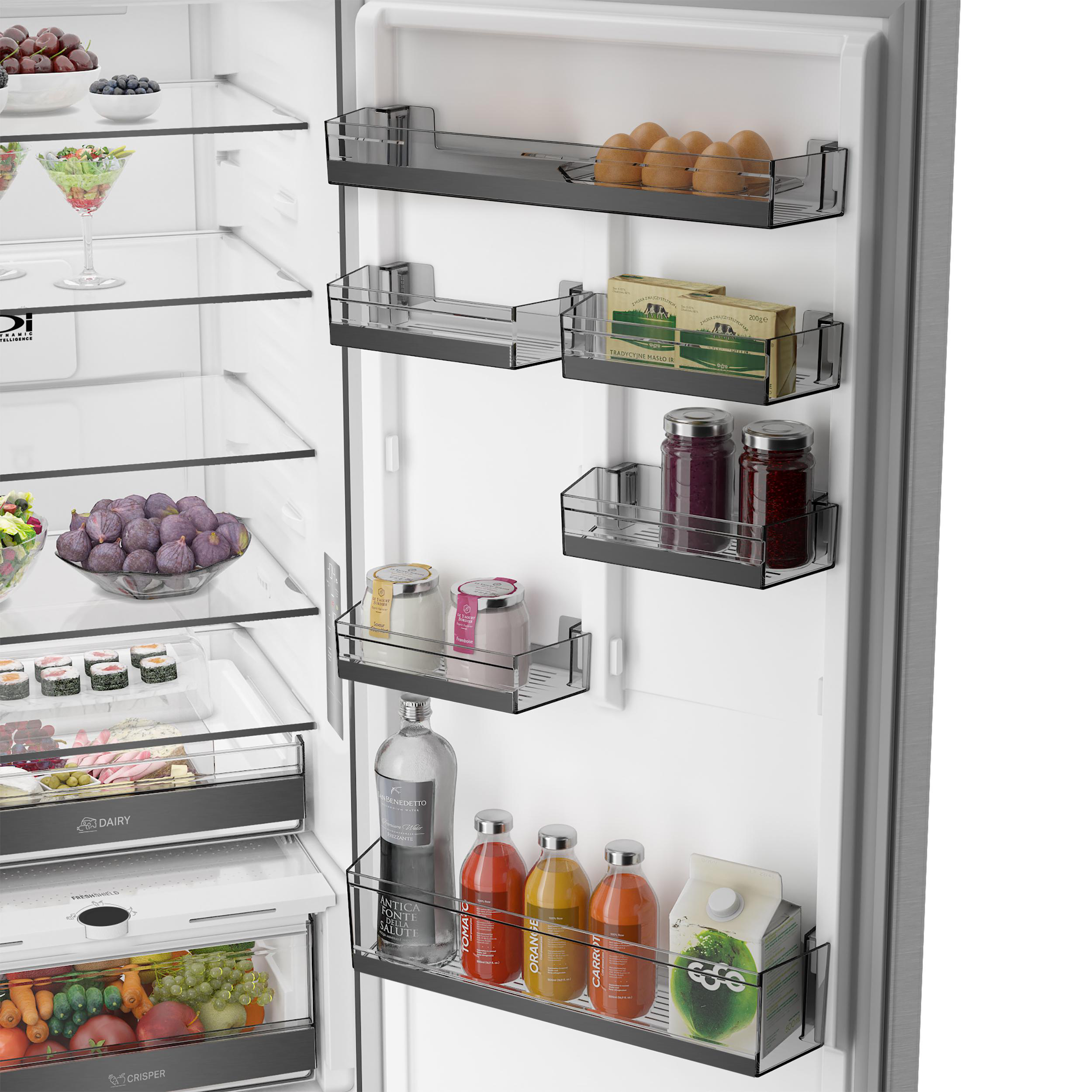 Gefüllte Kühlschranktür mit Eiern, Marmelade, Joghurt, Saft und Gemüse.