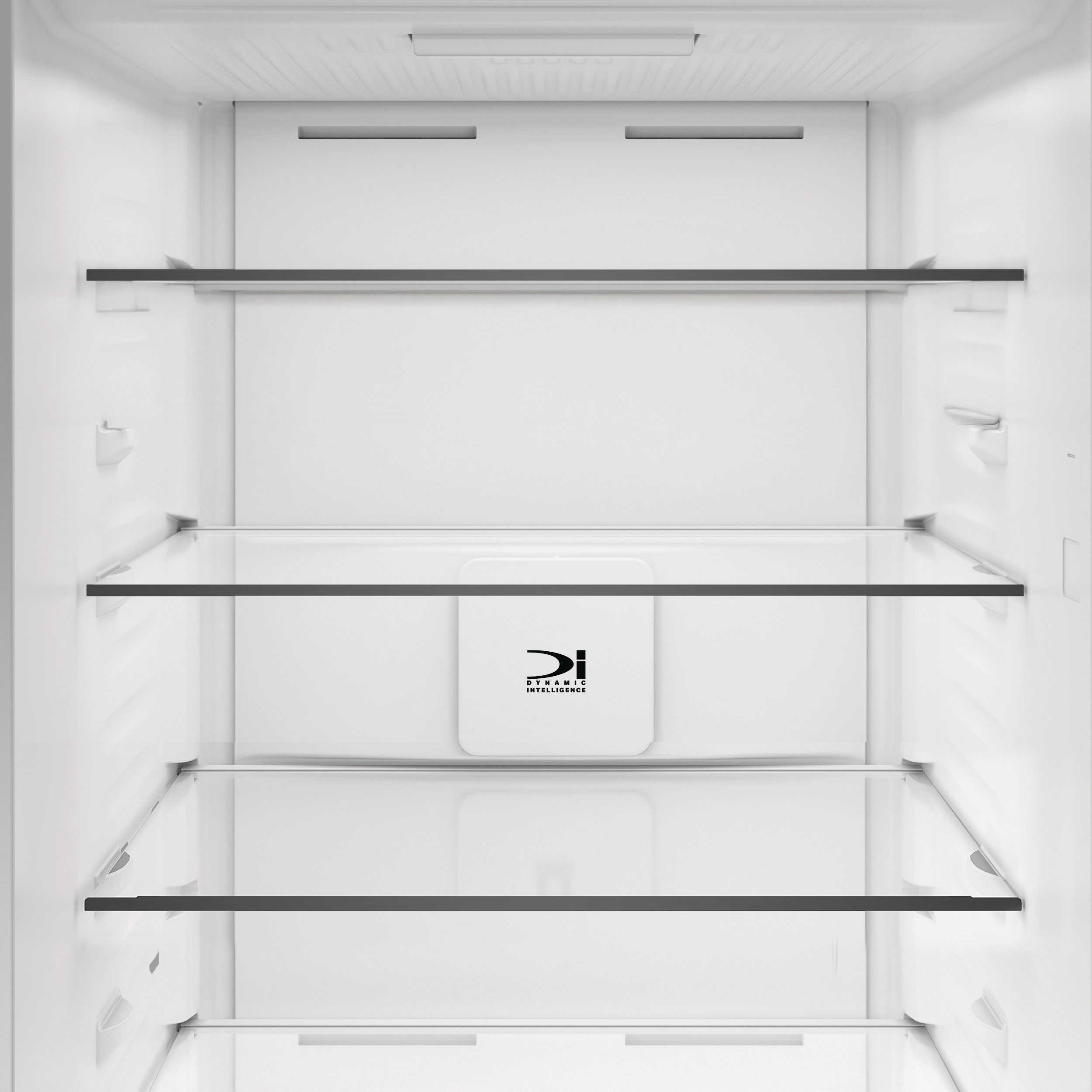 Leerer weißer Kühlschrank mit Glasböden und einem dunklen Logo.