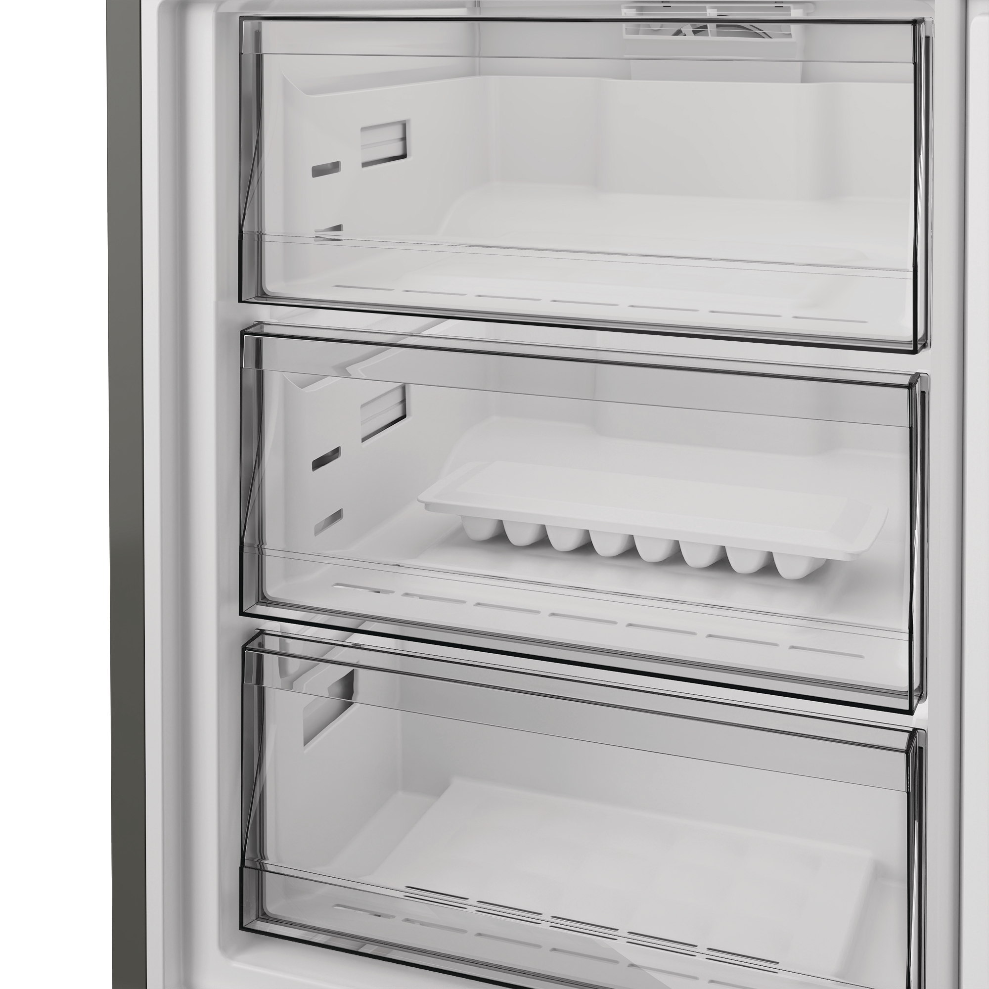 Ein Gefrierschrank mit drei transparenten Schubladen, eine mit Eiswürfelform.