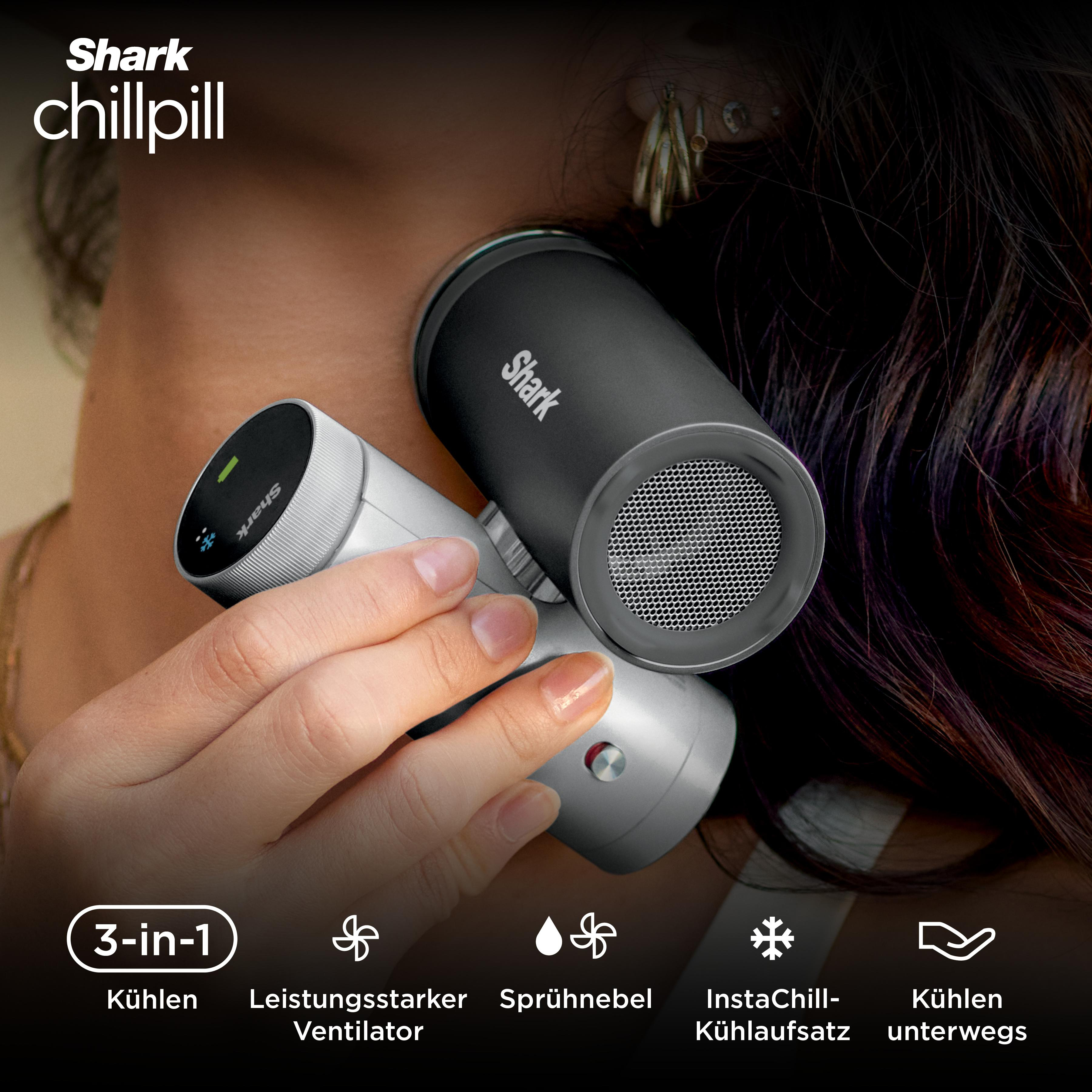 Eine Hand hält einen weißen und schwarzen Shark Chillpill Ventilator.