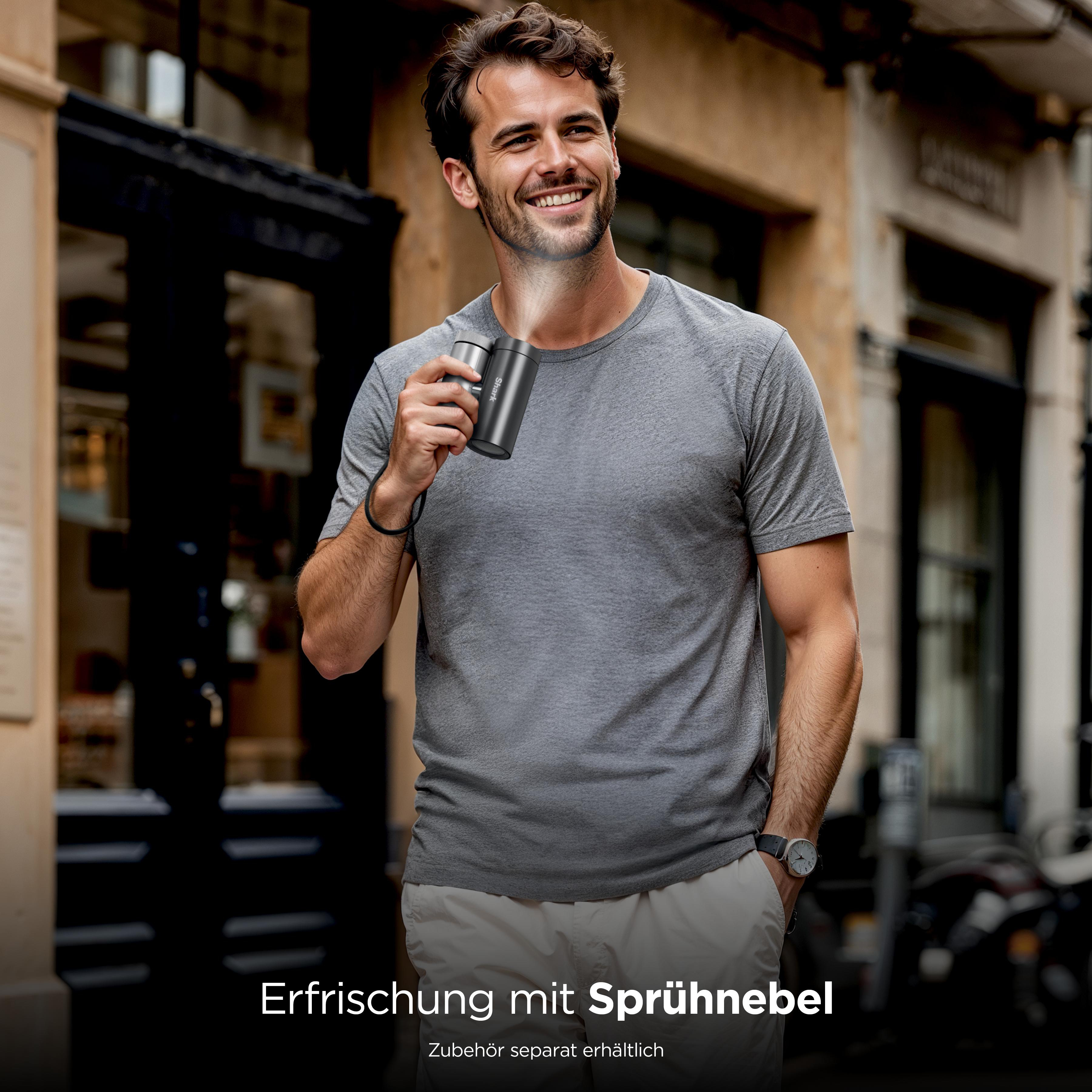Ein lächelnder Mann in grauem T-Shirt und hellen Shorts hält einen grauen tragbaren Vernebler, der Nebel auf seinen Hals sprüht.