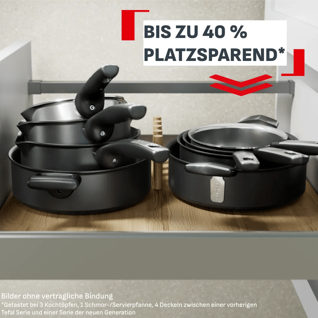 Gestapelte schwarze Kochtöpfe und Pfannen in einem Schrank, mit Text 'Bis zu 40% Platzsparend'.
