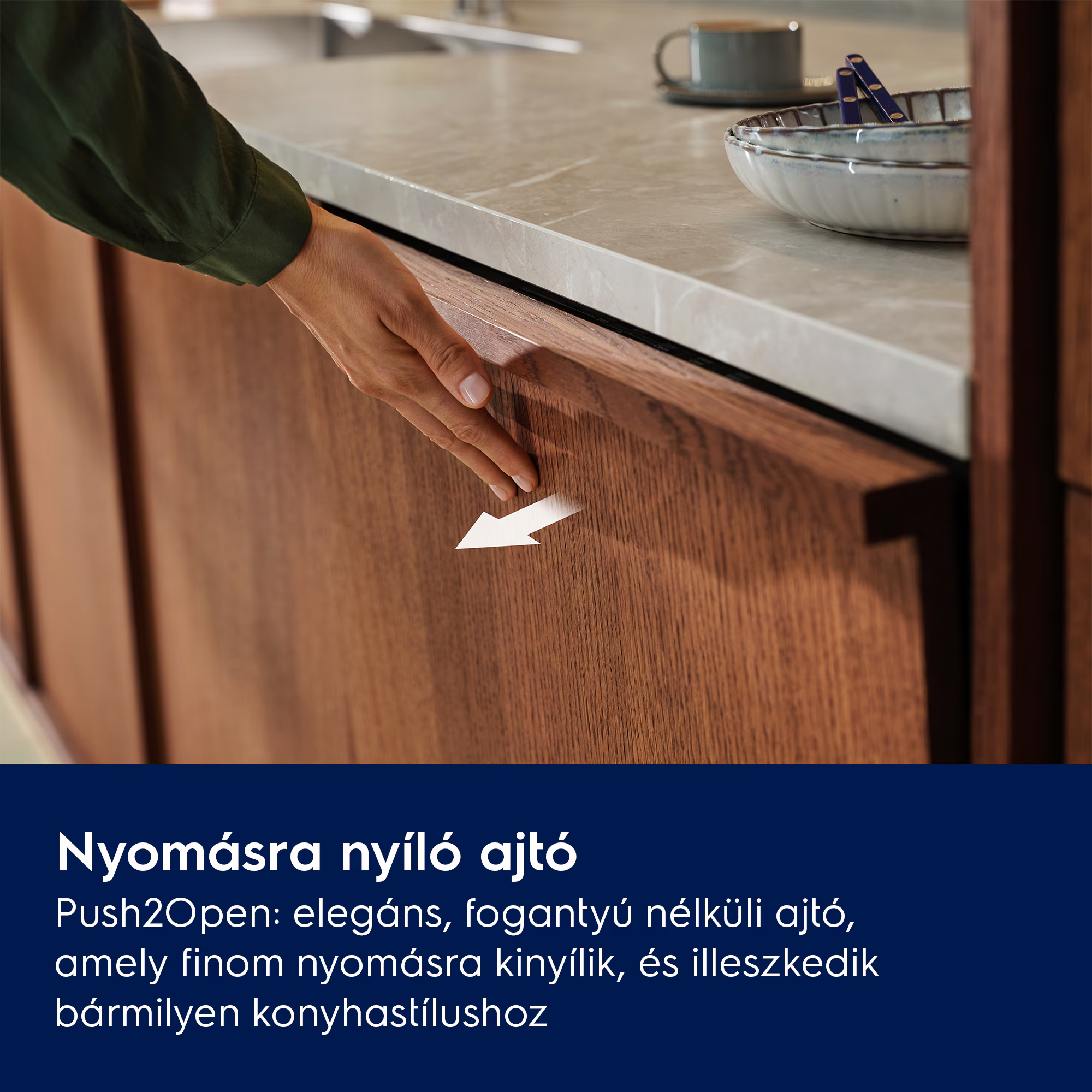 Egy kéz nyom meg egy fa ajtót, ami ettől kinyílik.