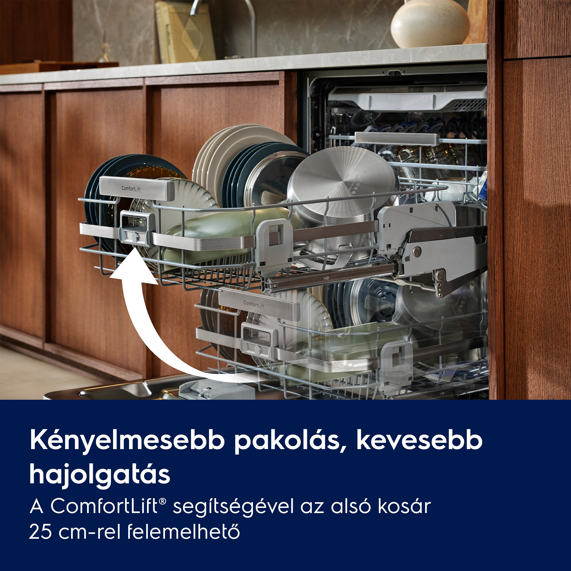 Mosogatógép félig nyitott kosárral és edényekkel. Egy nyíl mutat felfelé.