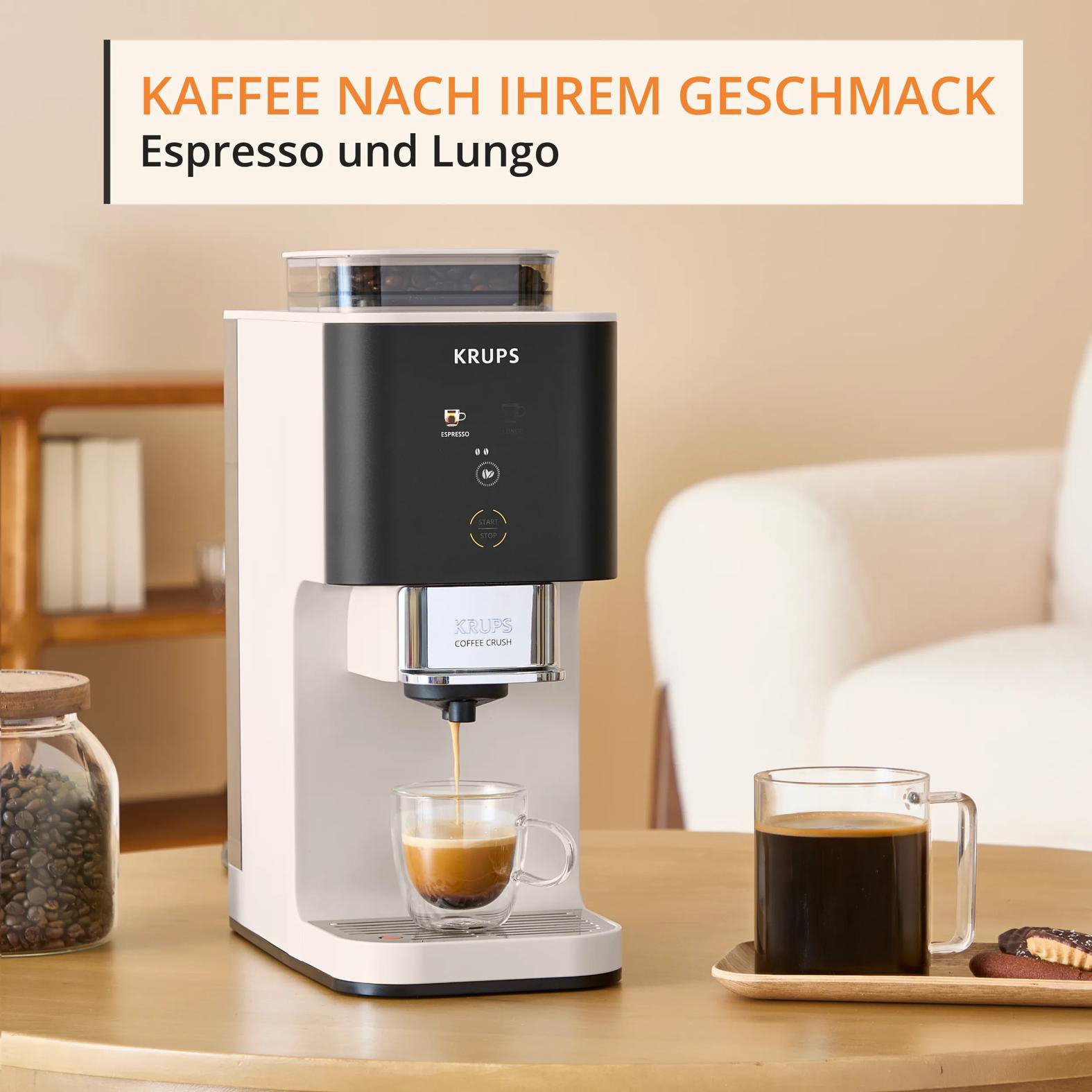 Eine weiße KRUPS Kaffeemaschine brüht Espresso in eine Tasse. Kaffee und Bohnen daneben.