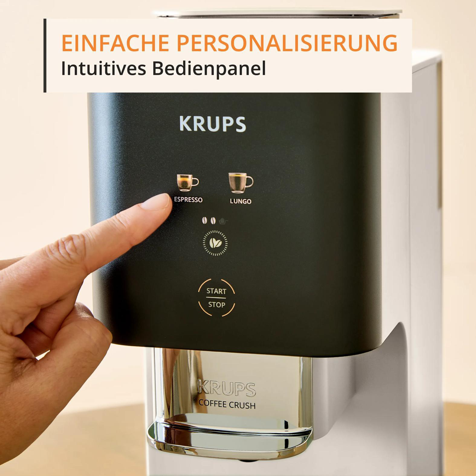 Eine Hand drückt Espresso-Taste auf Krups Kaffeemaschine. Einfache Personalisierung.