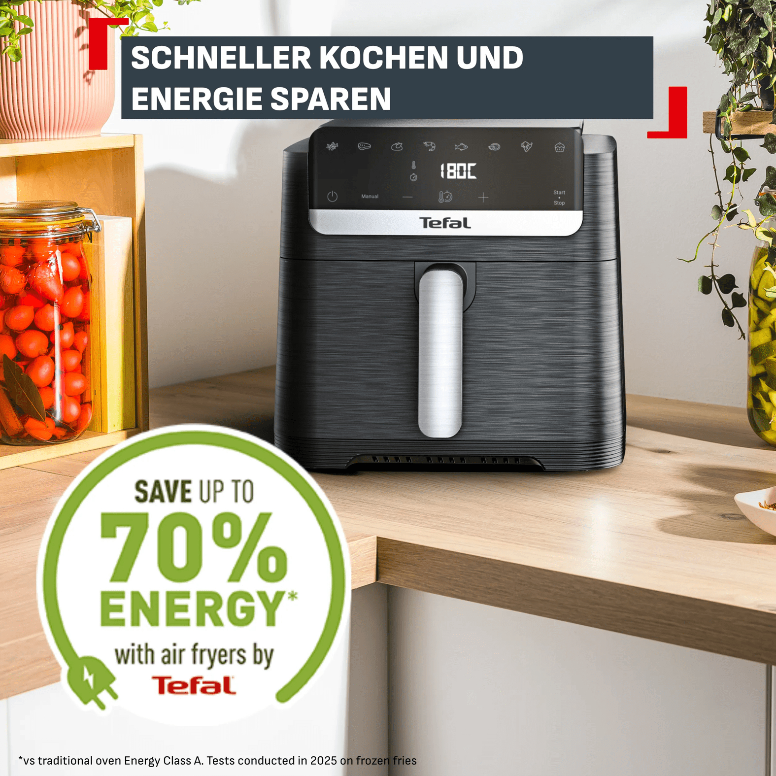 Ein schwarzer Tefal Heißluftfritteuse auf einer Holzoberfläche mit einem Energiesparsymbol.