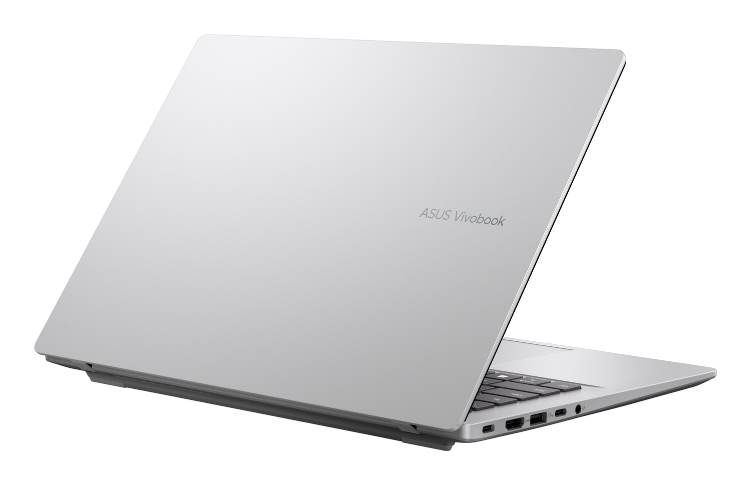 Un portátil plateado ASUS Vivobook visto de lado, mostrando teclado y puertos en blanco.