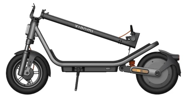 Szary skuter elektryczny Xiaomi ze złożoną kierownicą na białym tle.
