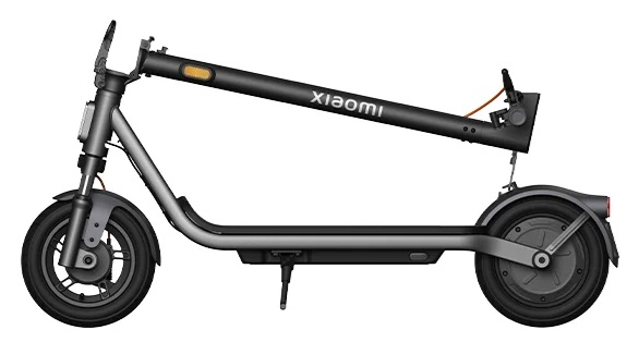 Składana czarna hulajnoga Xiaomi z srebrnymi akcentami na białym tle.