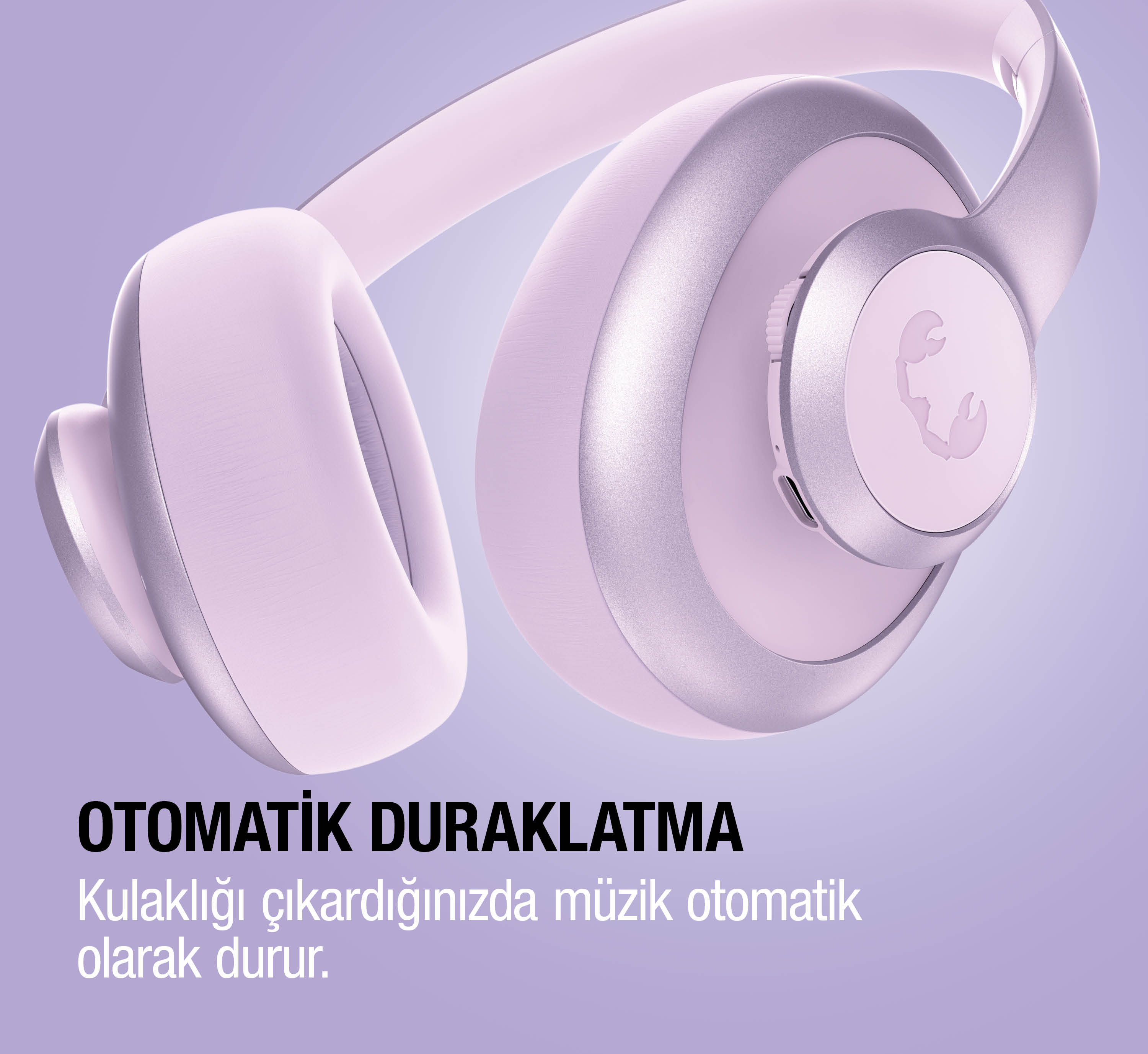 Gümüş vurgulu, akrep logolu, lavanta rengi kulaklık.