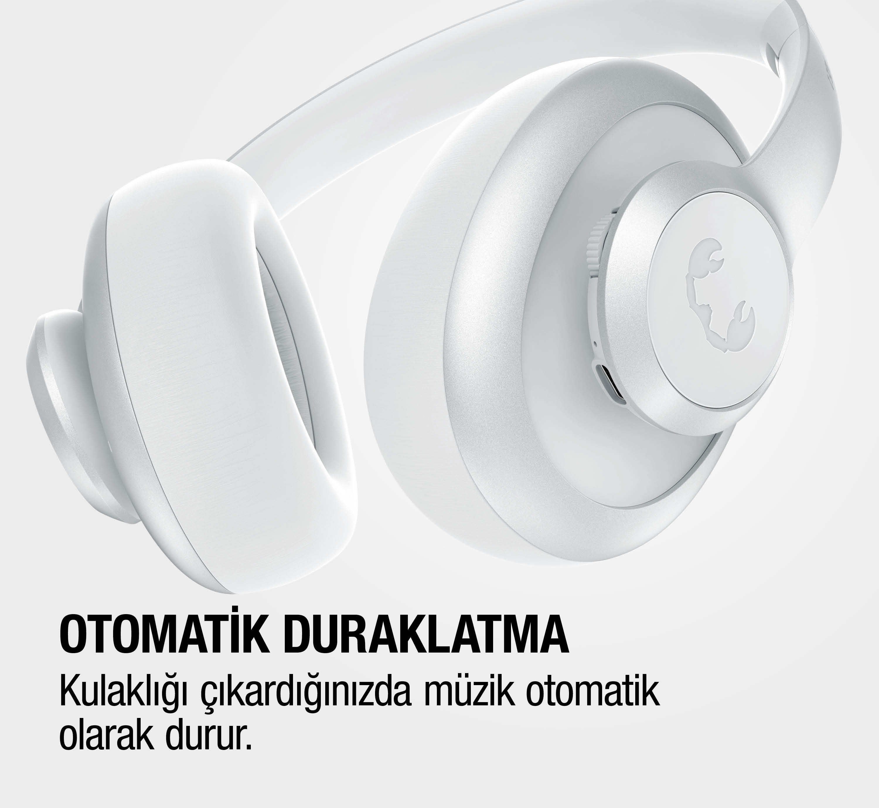 Gümüş aksanlı ve akrep logolu beyaz kulaklık.