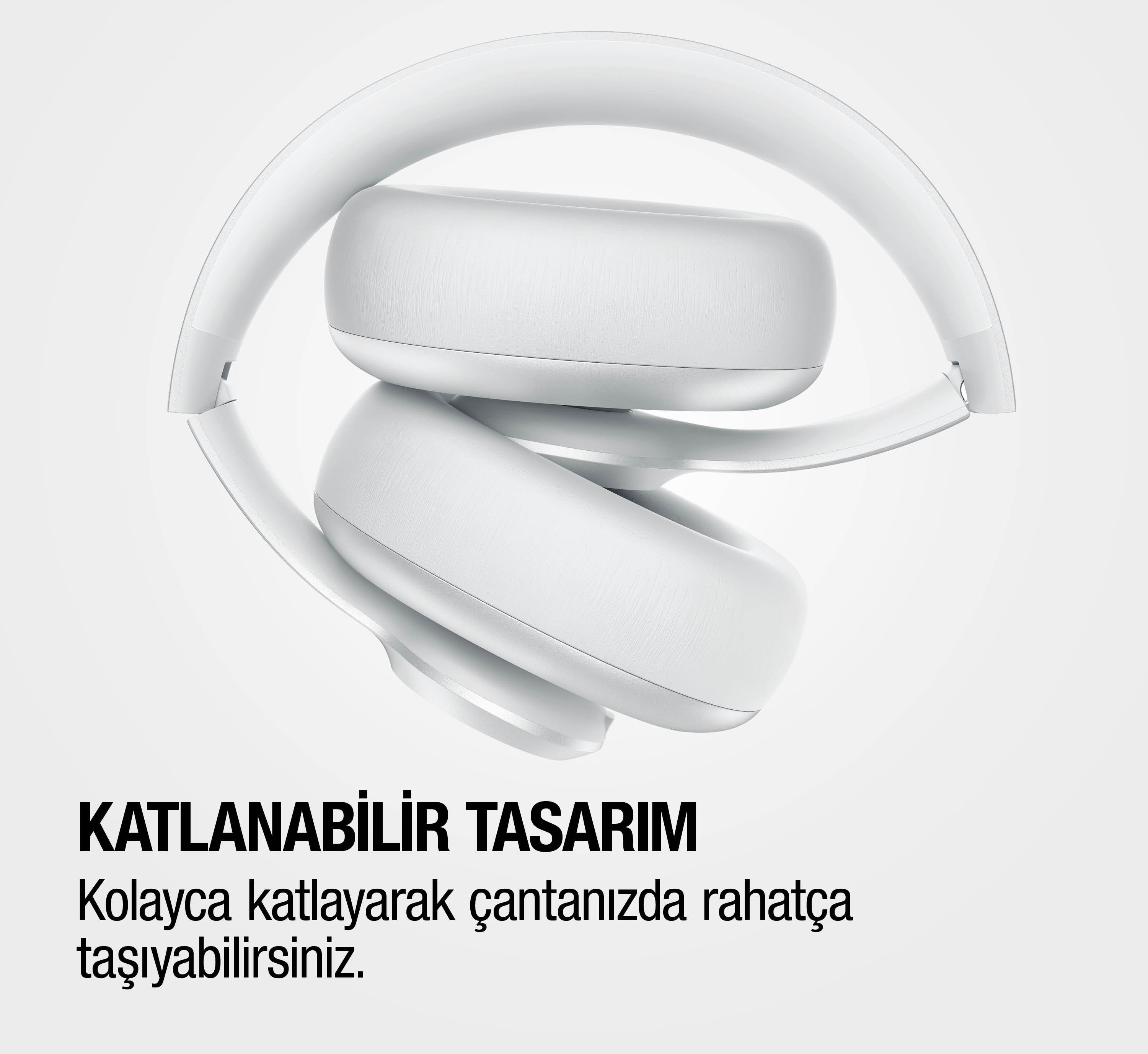 Yastıklı kulaklıkları olan beyaz, katlanabilir kulaklık, gri arka plan.