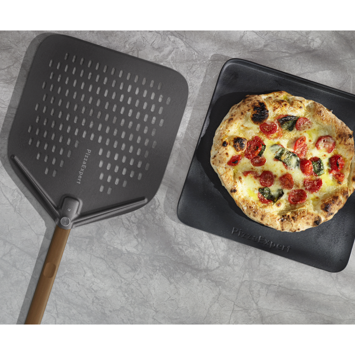 Egy fa nyelű pizzalapát egy fekete sütőkövön lévő pizza mellett.