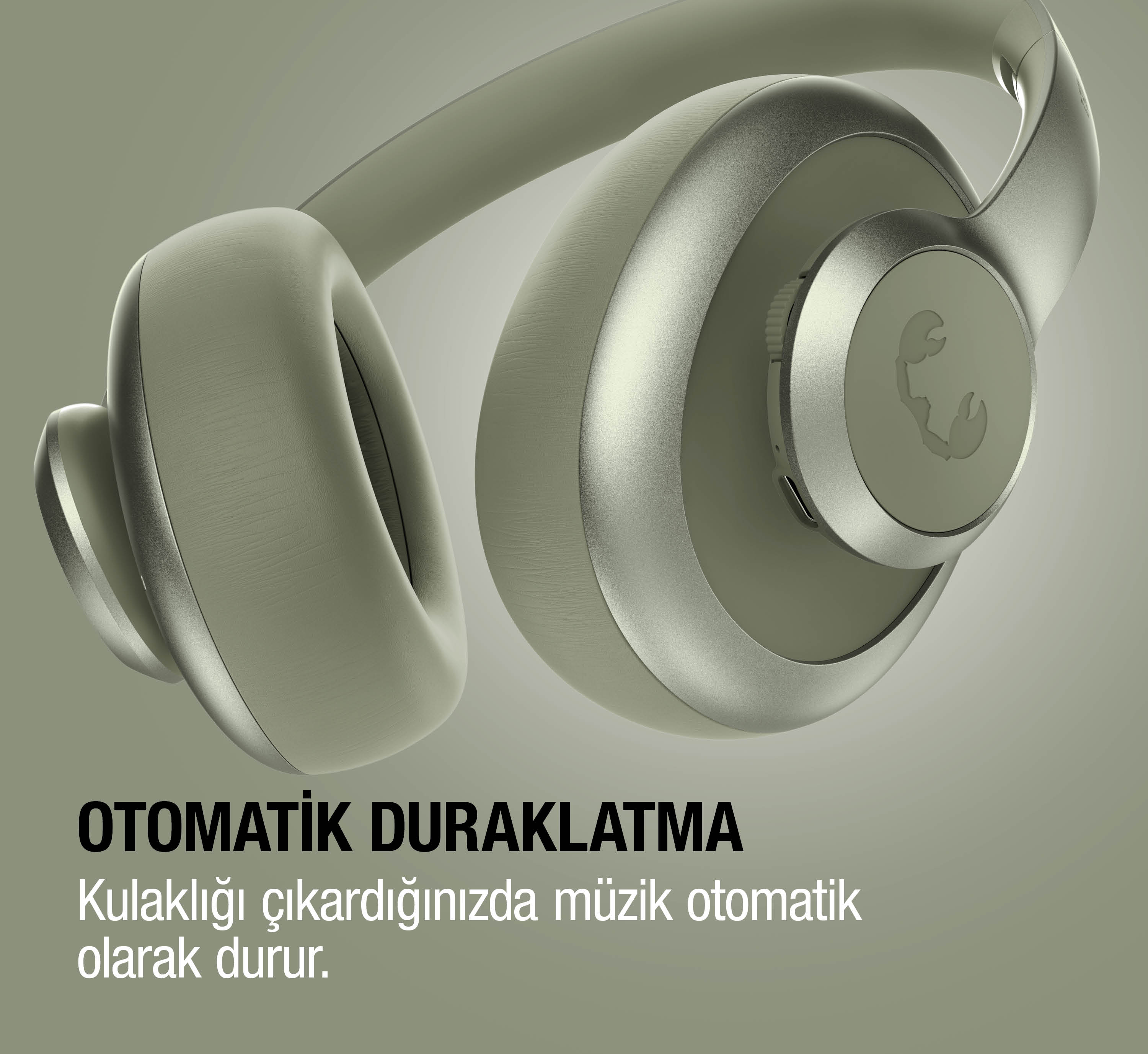 Sağ kulaklıkta akrep logosu olan gri kulaklık.