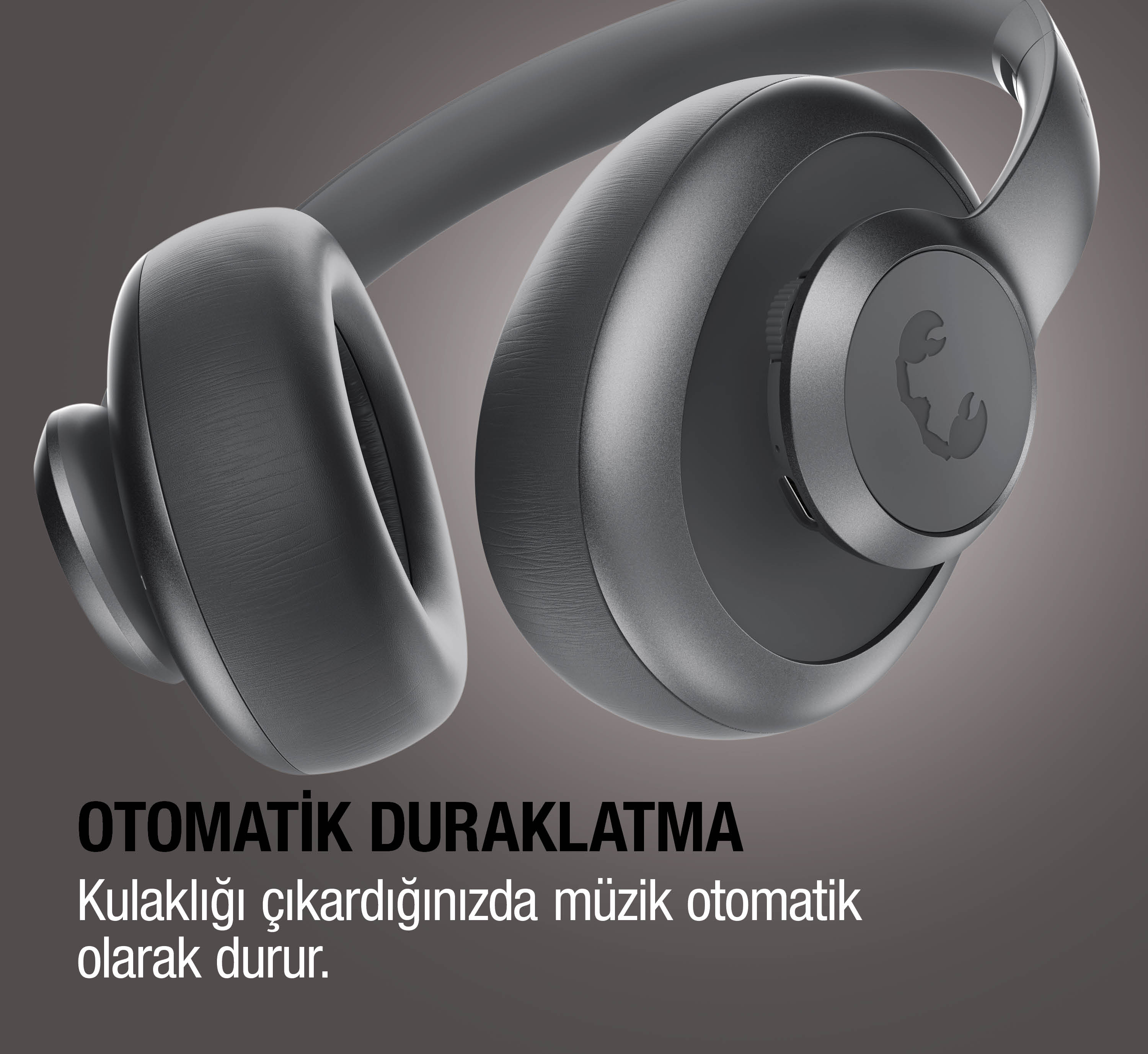 Gri arka plan üzerinde akrep logolu koyu renk kulaklık.