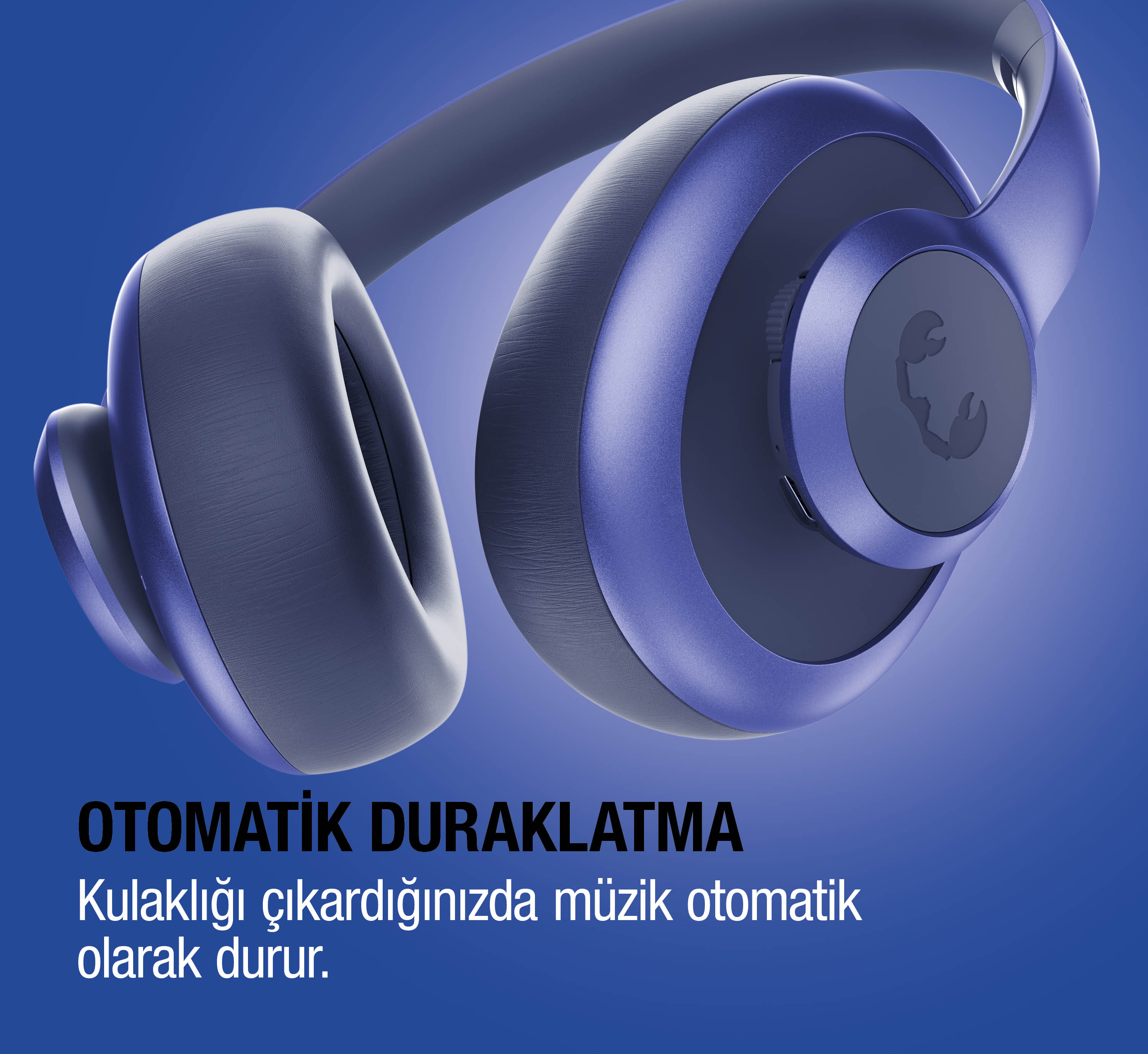 Mavi arka plan üzerinde kuğu boynu tasarımlı lacivert kulaklık.