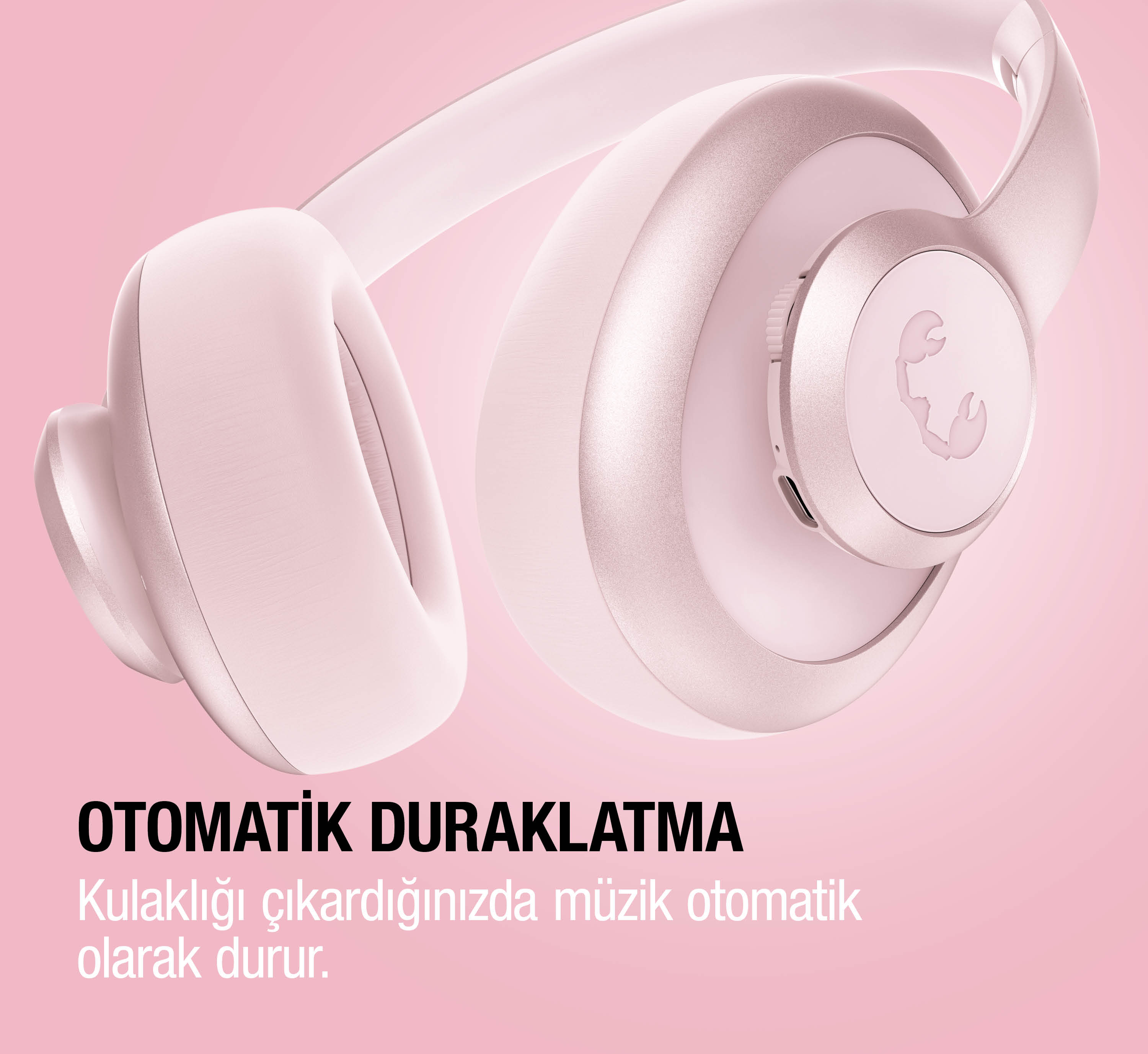 Pembe kulaklık, sağ kulaklıkta logo ile, pembe arka plan üzerinde.