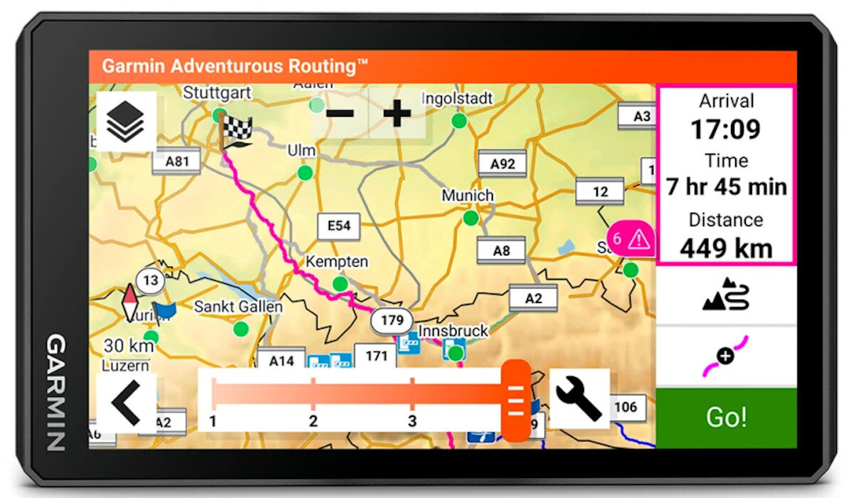 Urządzenie GPS pokazujące mapę z trasą Stuttgart-Innsbruck. Przyjazd 17:09.
