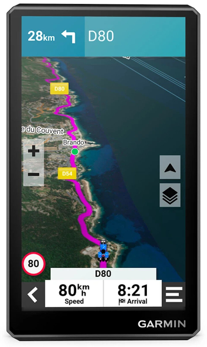 Nawigacja GPS pokazuje trasę wzdłuż wybrzeża, 28 km do celu D80.