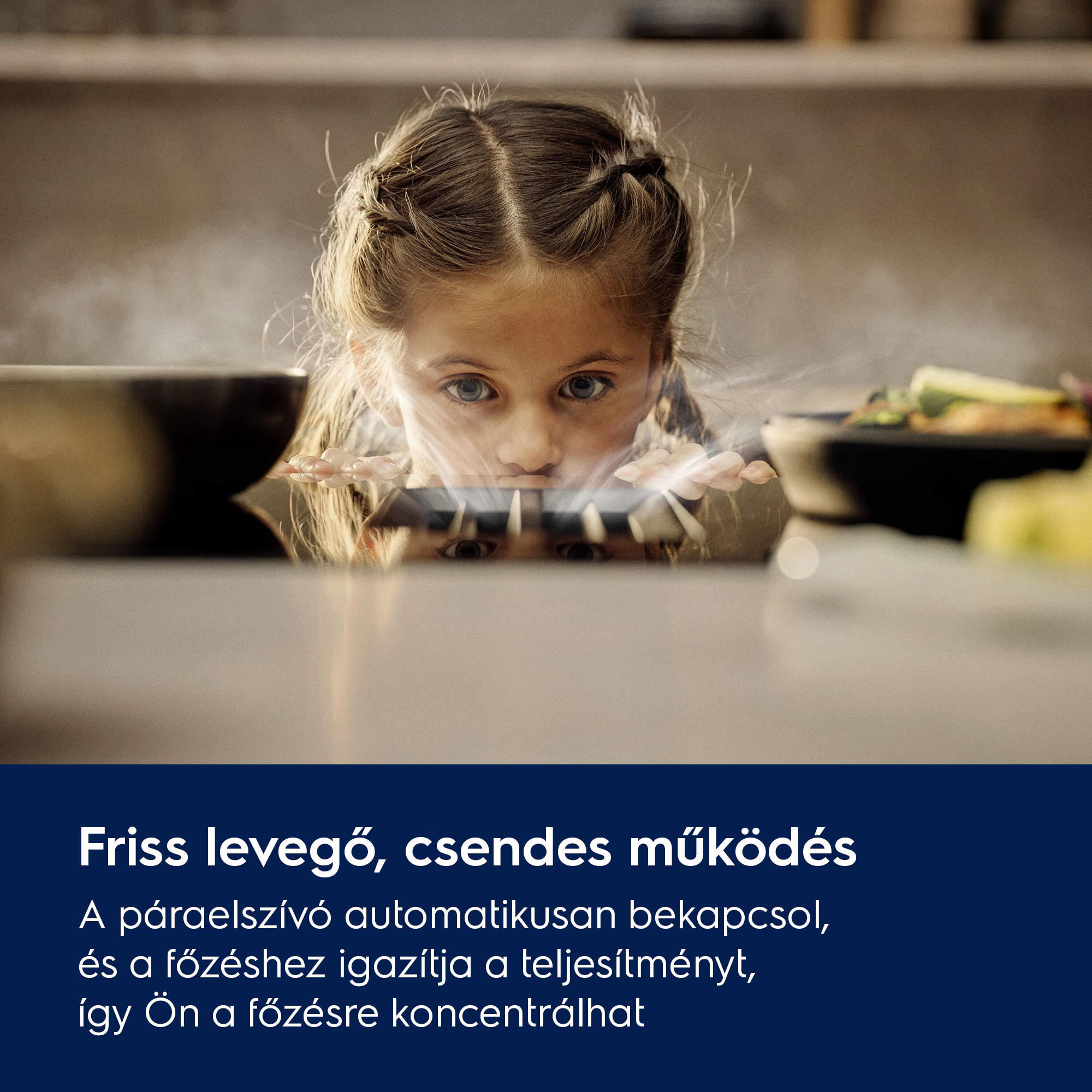 Egy kislány egy gőzölgő tűzhely fölé néz.