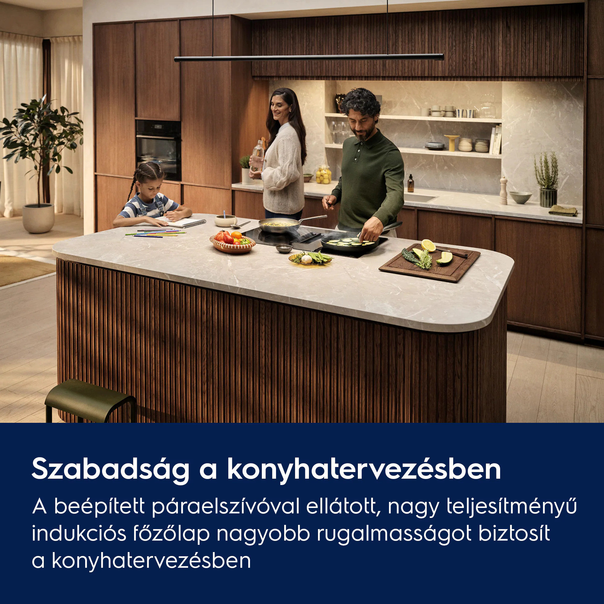 Család főz a modern konyhában, főszigettel.