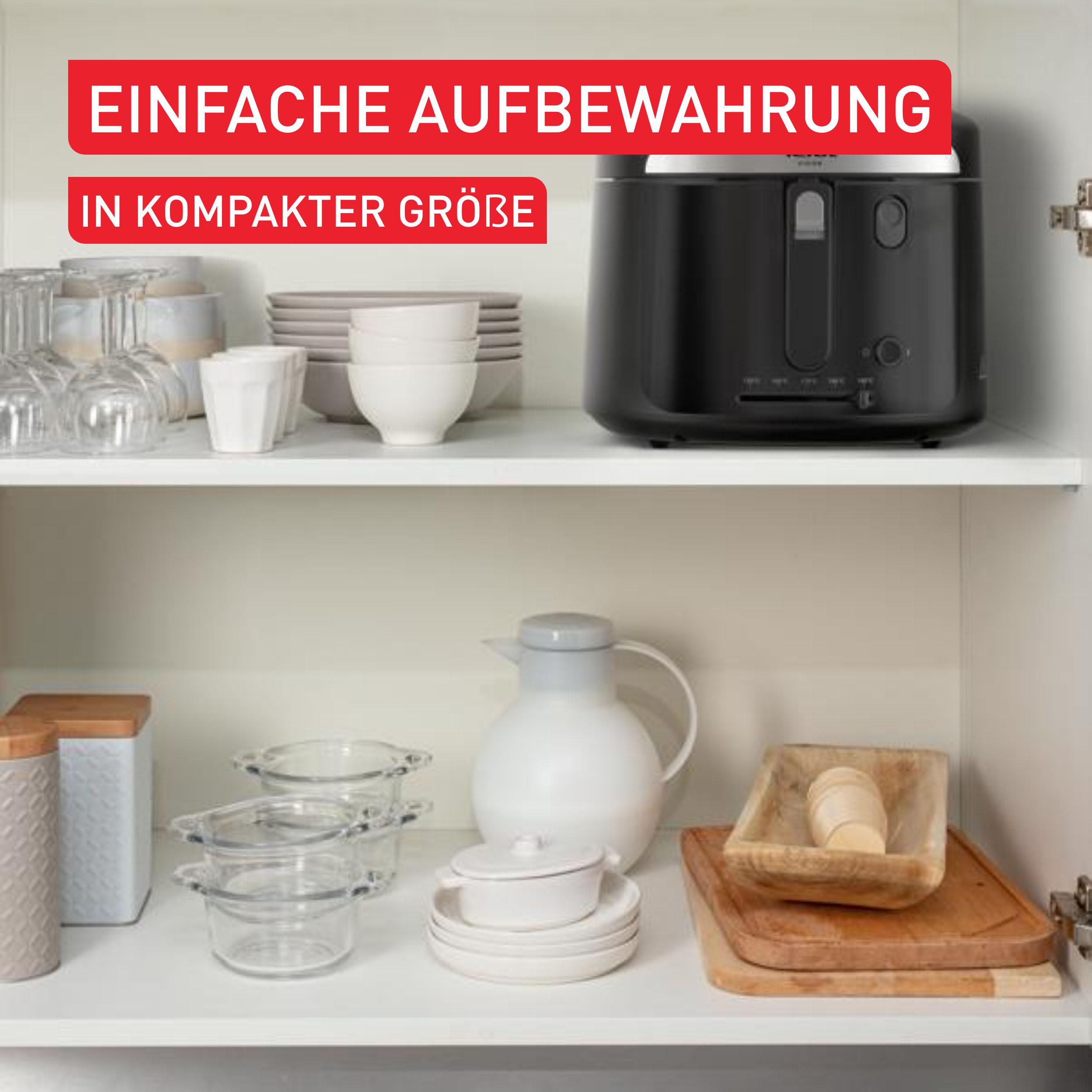 Schrank mit Küchenutensilien und einem schwarzen Gerät.