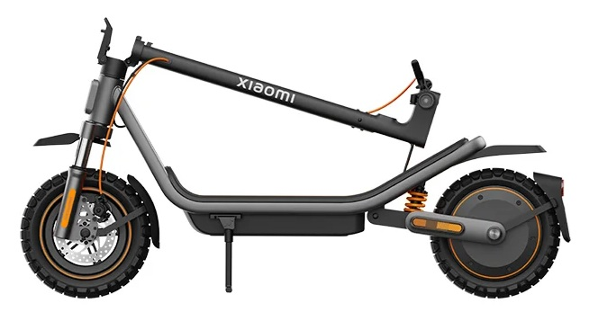 Czarny skuter elektryczny Xiaomi z pomarańczowymi akcentami na białym tle.