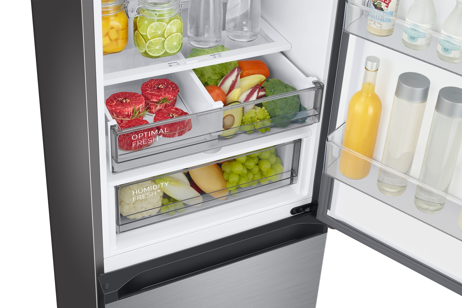 Refrigerador abierto con productos frescos y carne. Frascos de fruta y bebidas en los estantes.