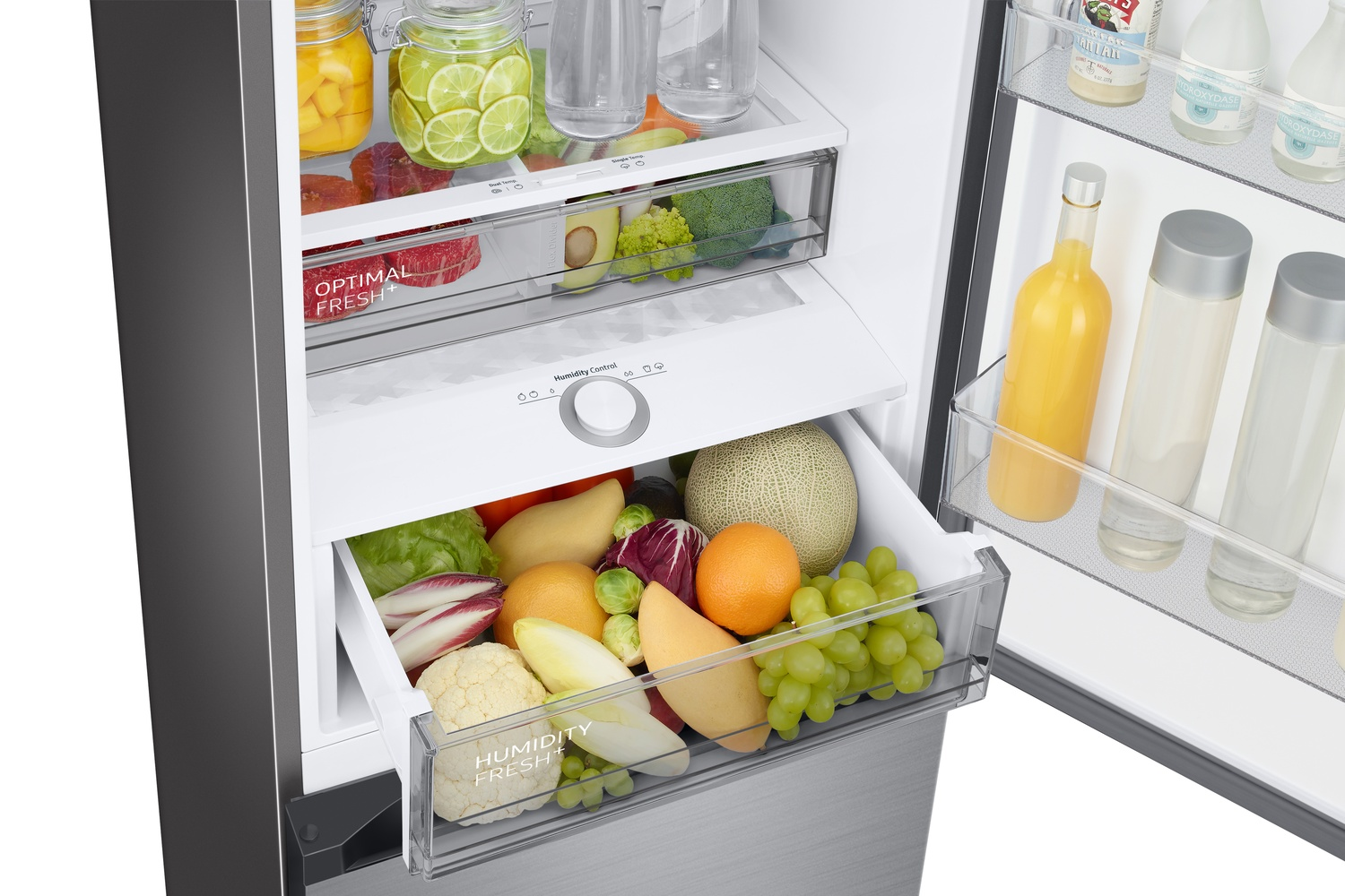 Refrigerador abierto con frutas y verduras en cajones y botellas en un estante.