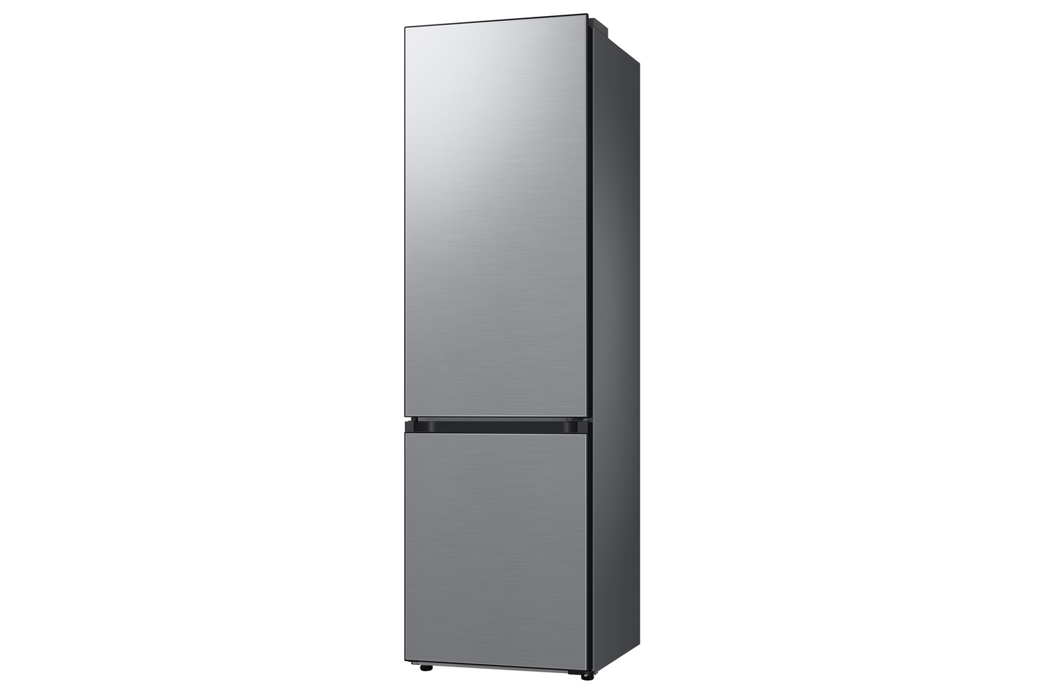 Un refrigerador estrecho y plateado de dos puertas sobre fondo blanco.