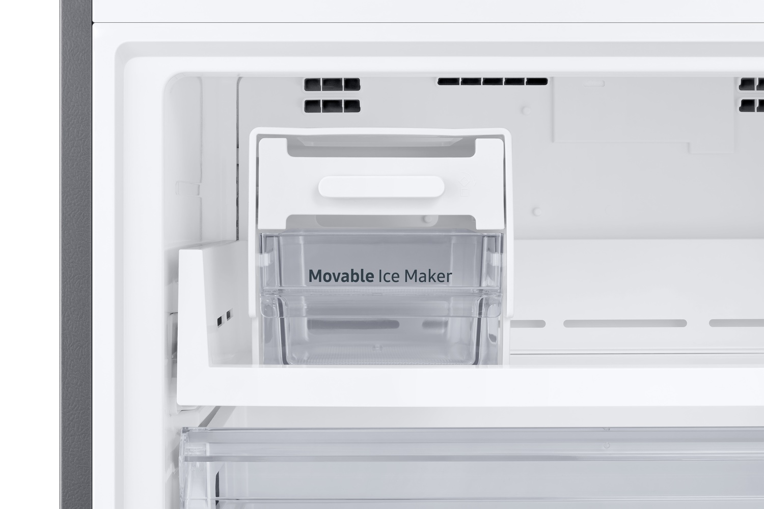 Una cubitera transparente con la etiqueta 'Movable Ice Maker' dentro de un refrigerador.