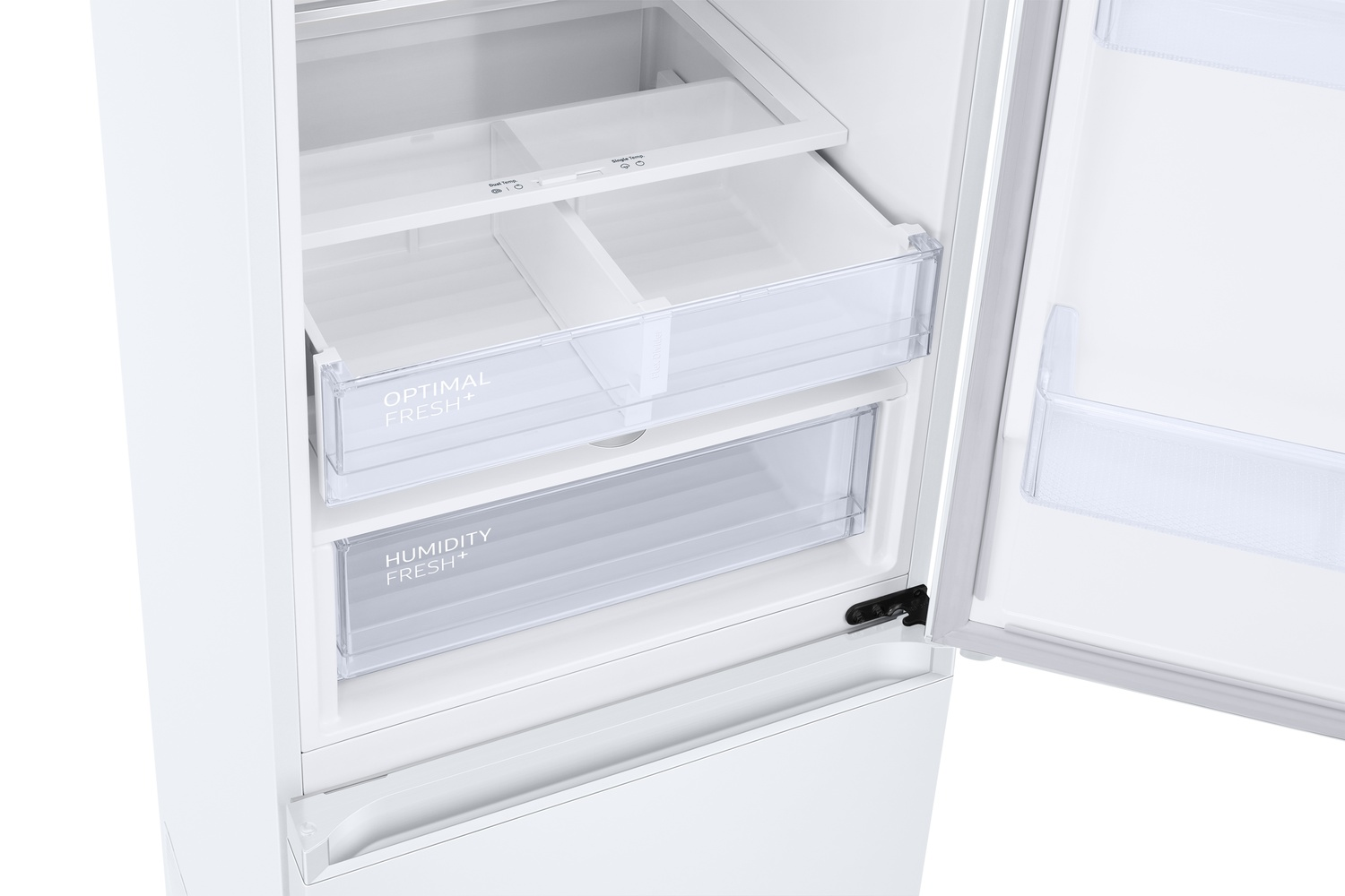 Interior de un refrigerador blanco con cajones abiertos para frutas y verduras.