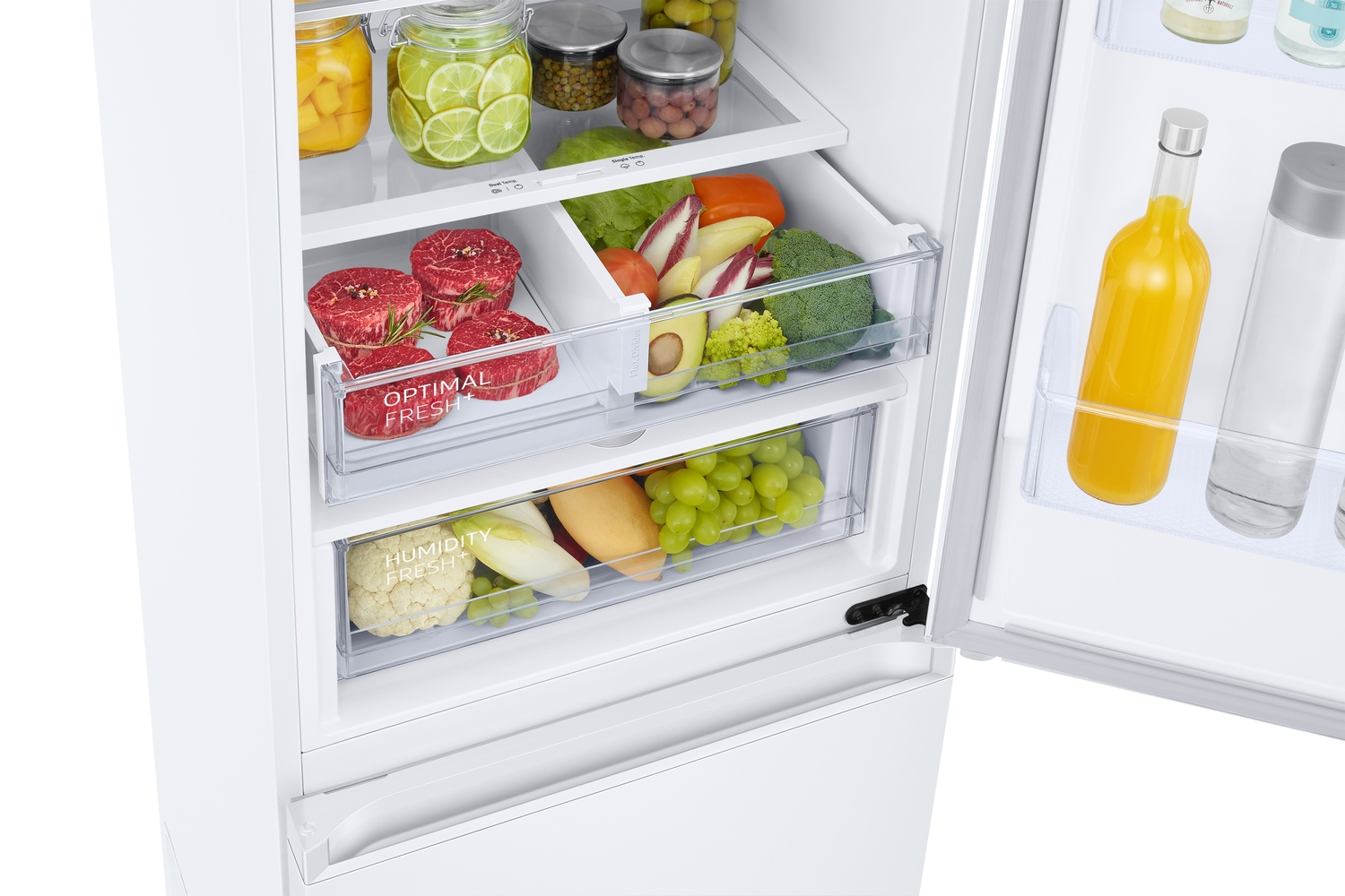 Refrigerador abierto con filetes, verduras, frutas y bebidas.