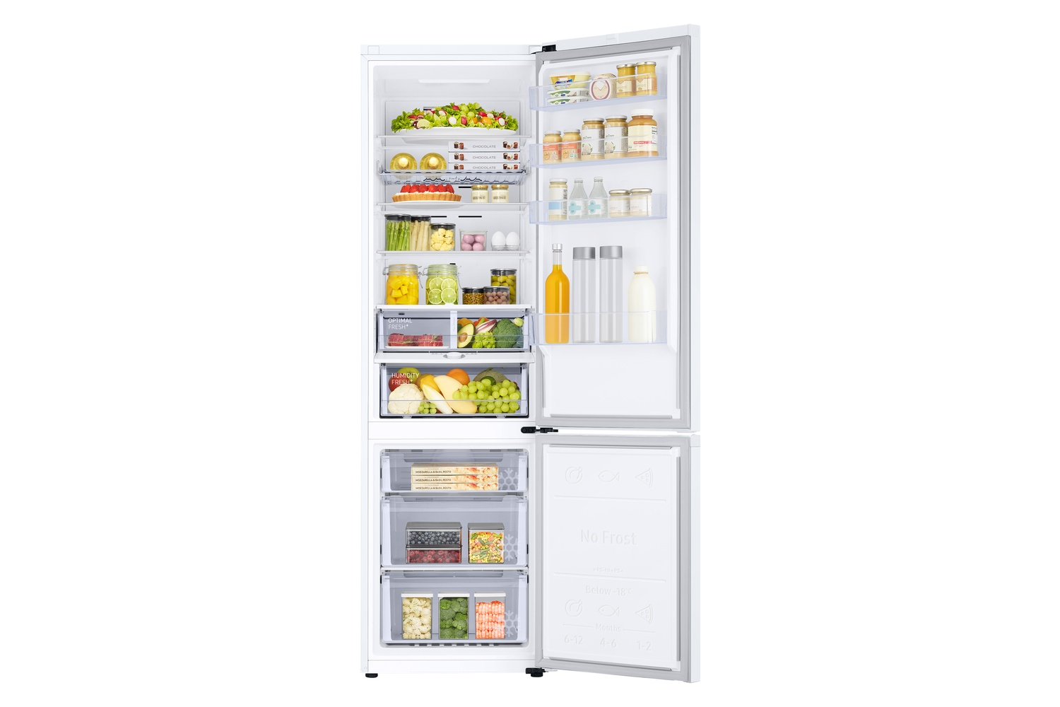 Un refrigerador blanco abierto lleno de alimentos como frutas, verduras y frascos.
