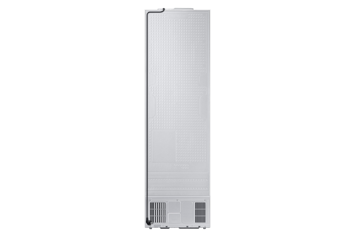 La parte trasera de un refrigerador blanco con rejilla de ventilación abajo.