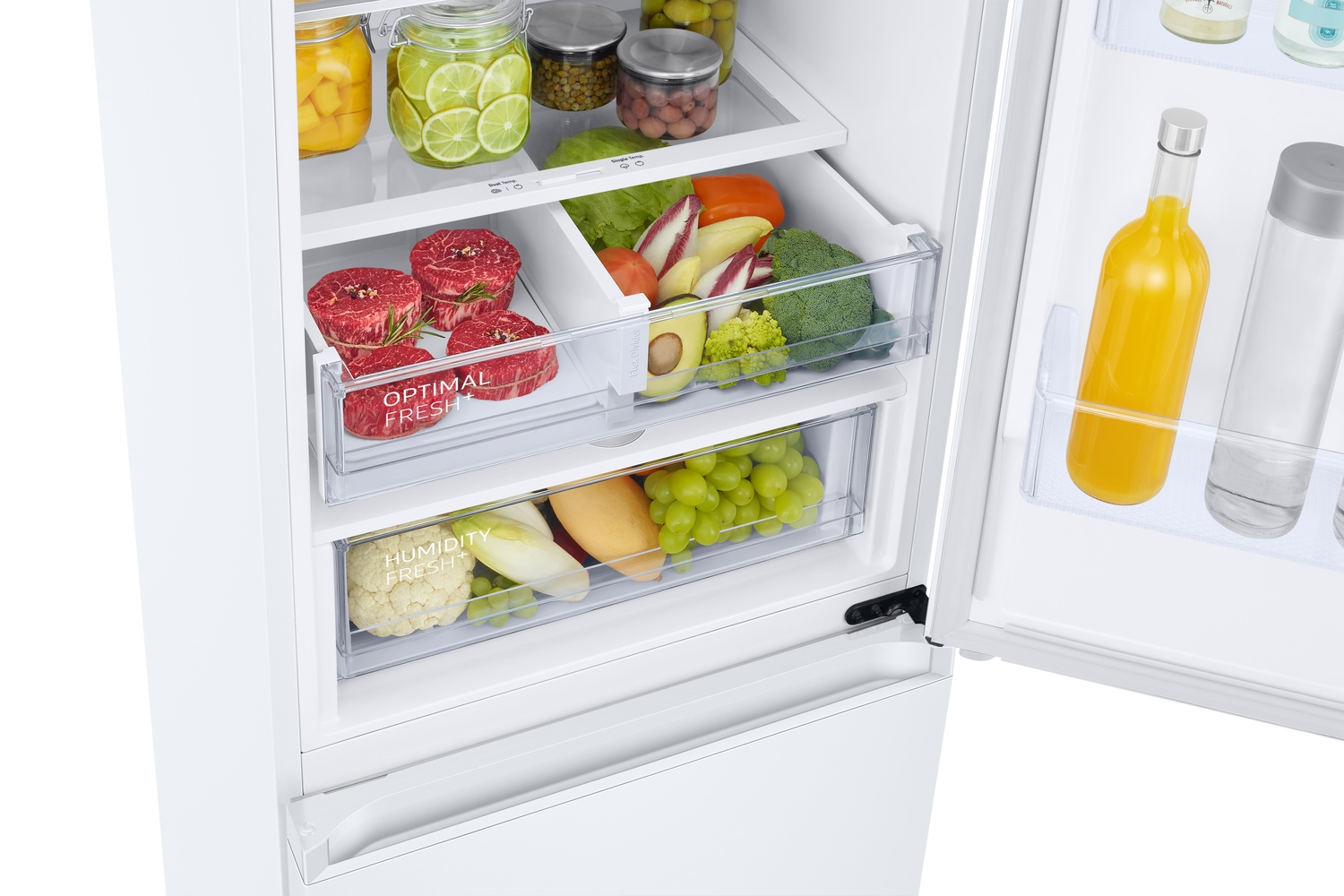 Un refrigerador abierto mostrando comida: carne, verduras, frutas, jugo y botellas de agua.