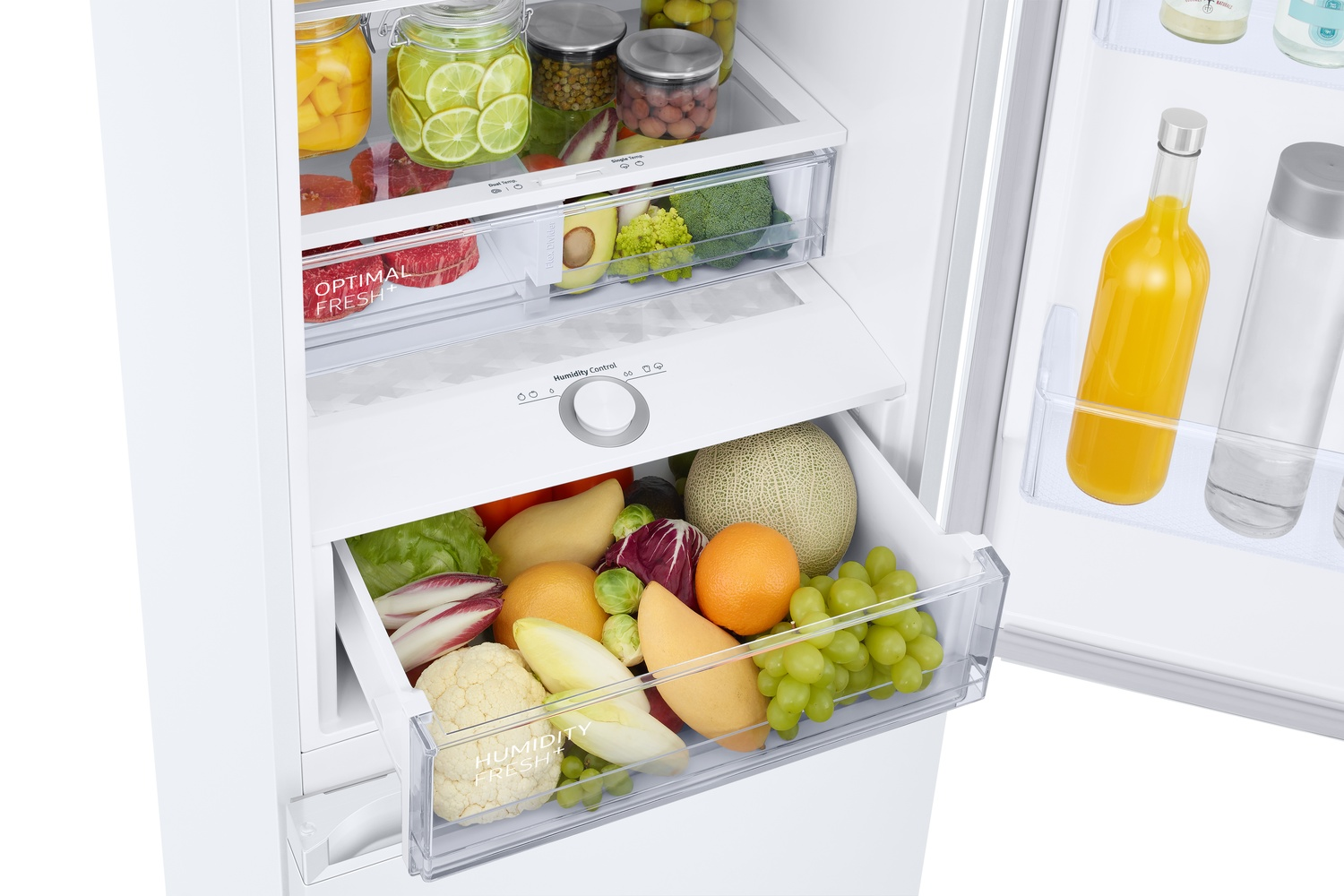 Un refrigerador abierto con frutas y verduras en cajones y frascos.