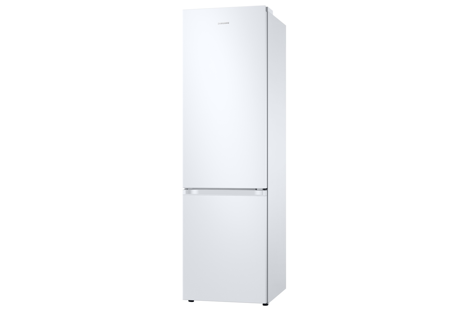 Un refrigerador Samsung blanco de dos puertas, sobre fondo blanco.
