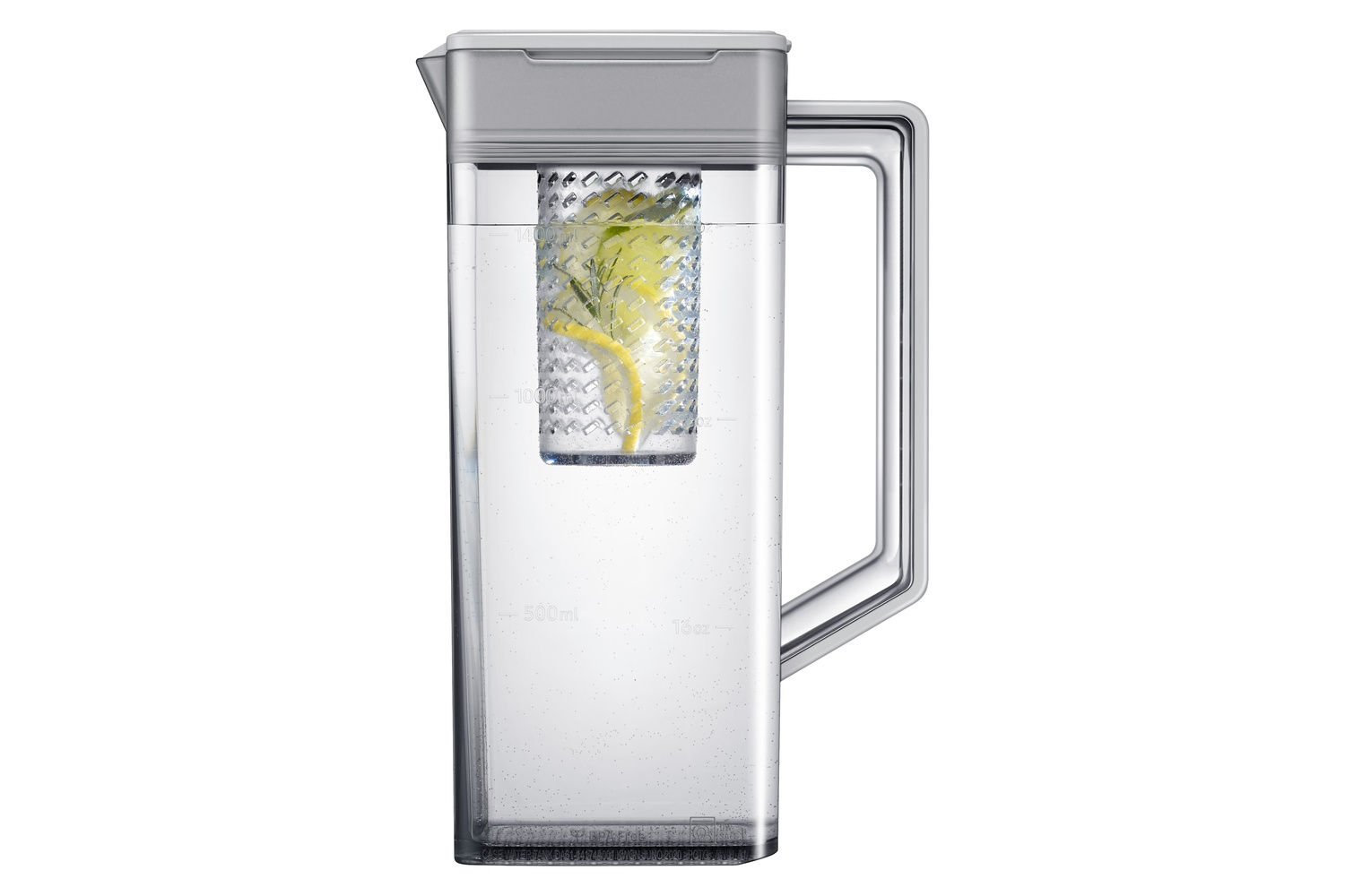 Una jarra transparente con un infusor de frutas y hierbas, llena de agua.
